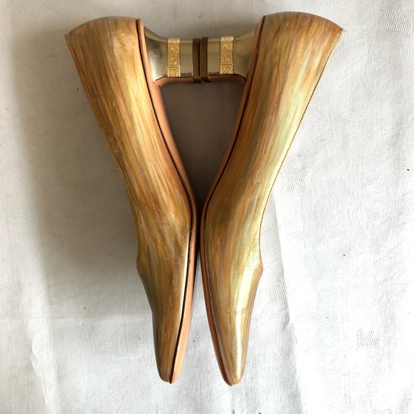 Salvatore Ferragamo Heels 8.5AA GOLD LOGO HEEL GUC - Picture 3 of 7